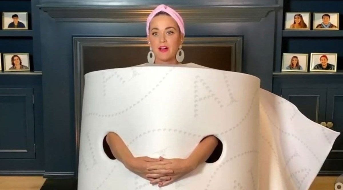 Katy Perry muda seu traje esquisito no set