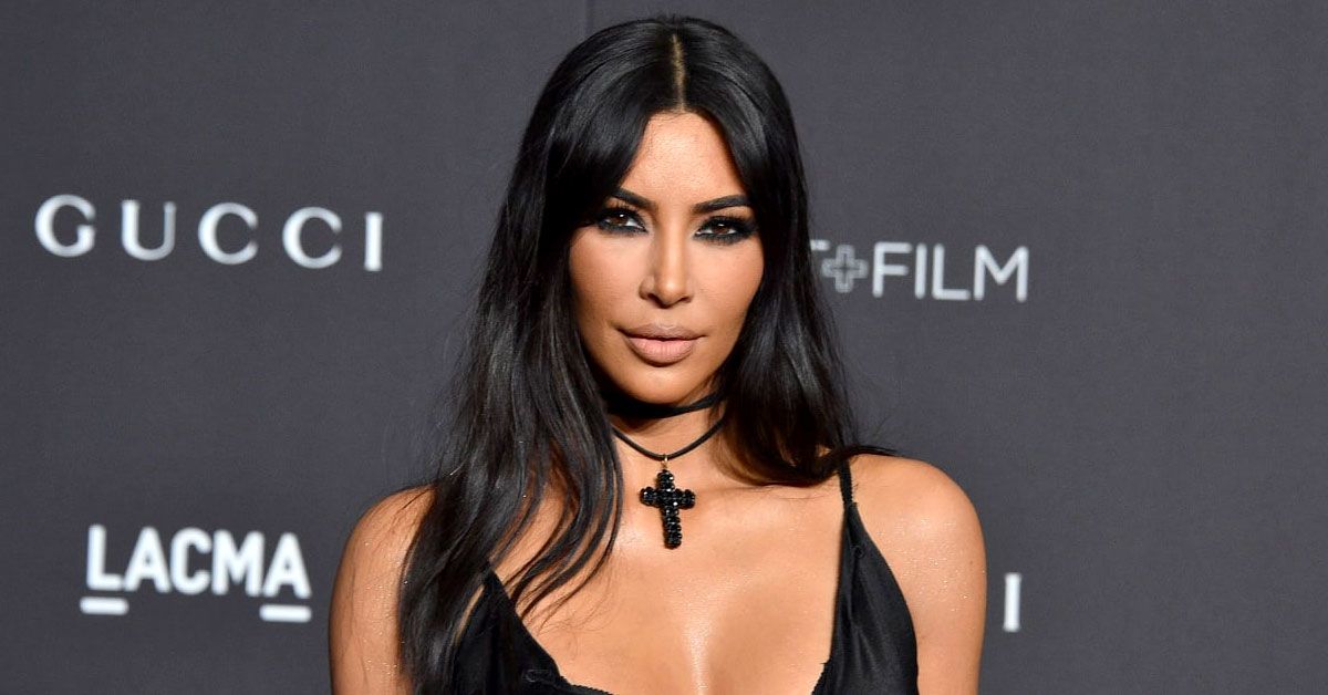 A polêmica linha Shapewear de Kim Kardashian envolve seu ... rosto