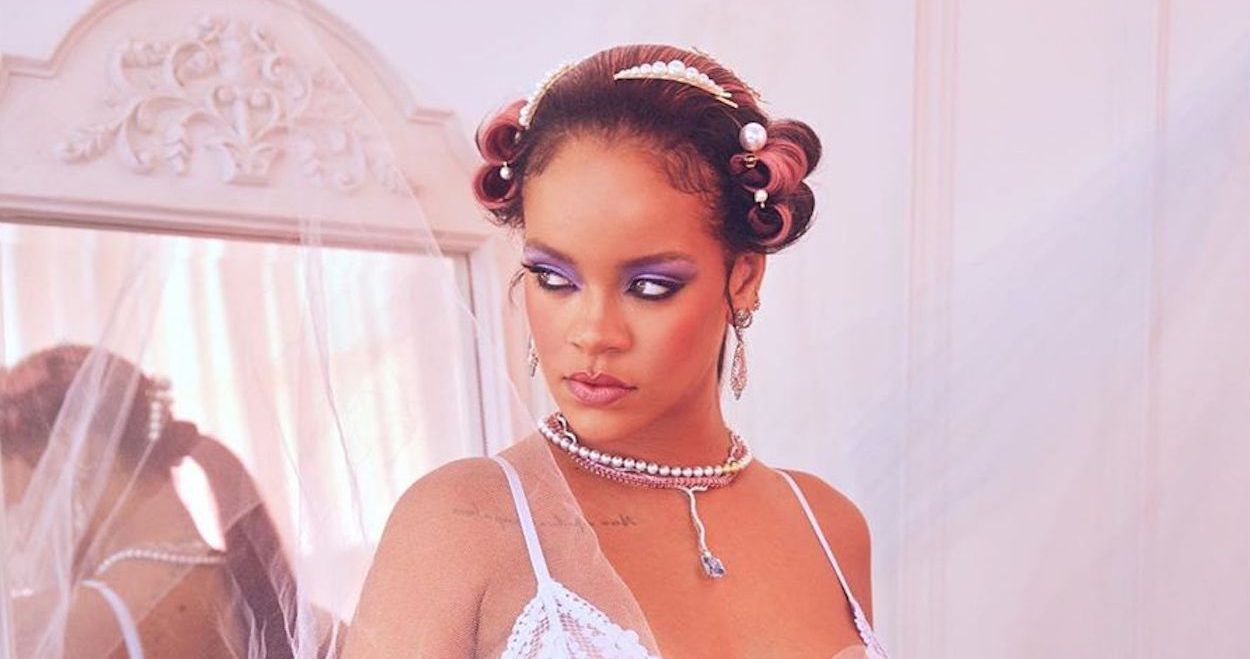 Rihanna comemora dois anos de selvagem