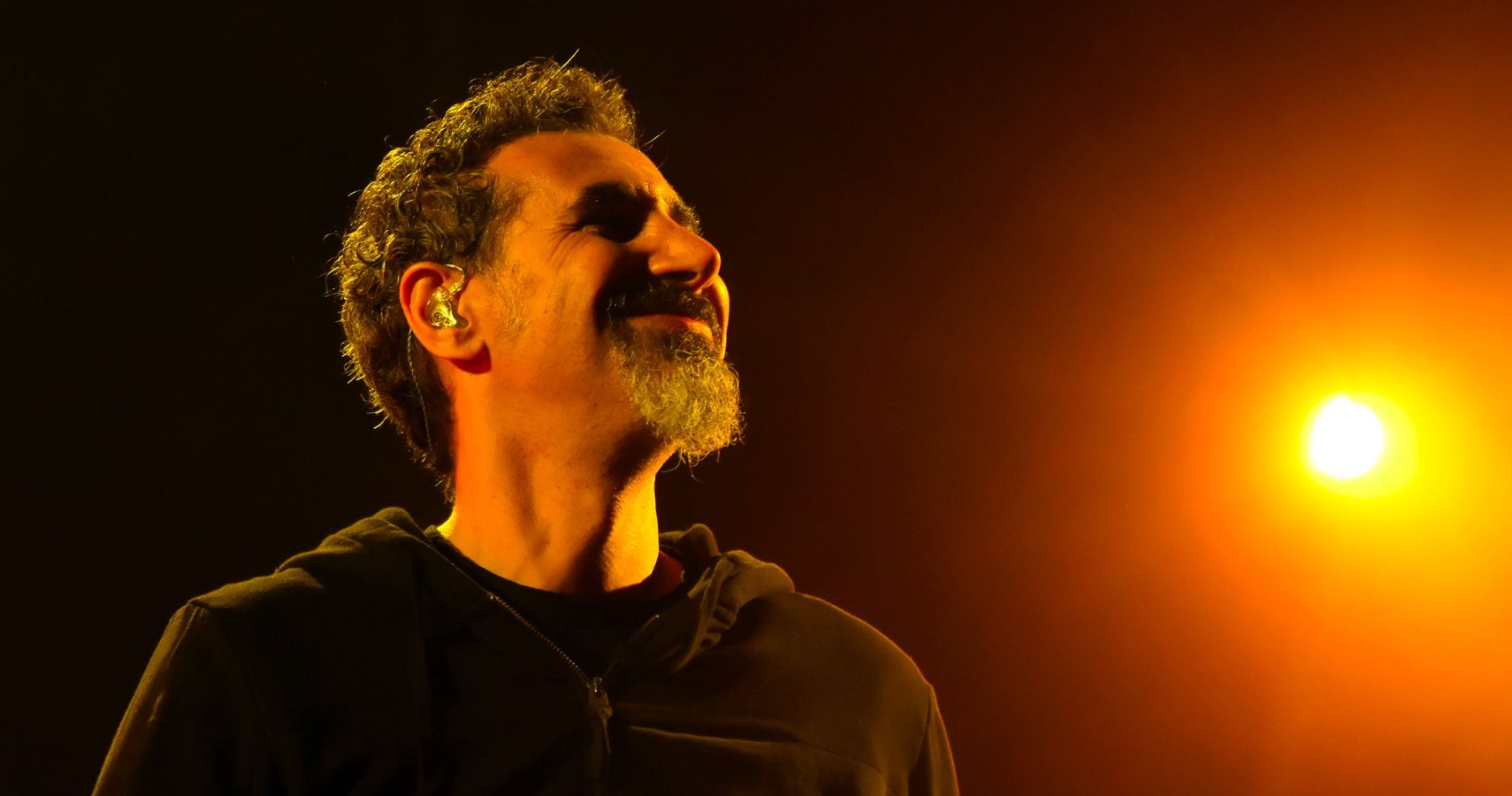Serj Tankian está lançando músicas de rock destinadas ao System Of A Down