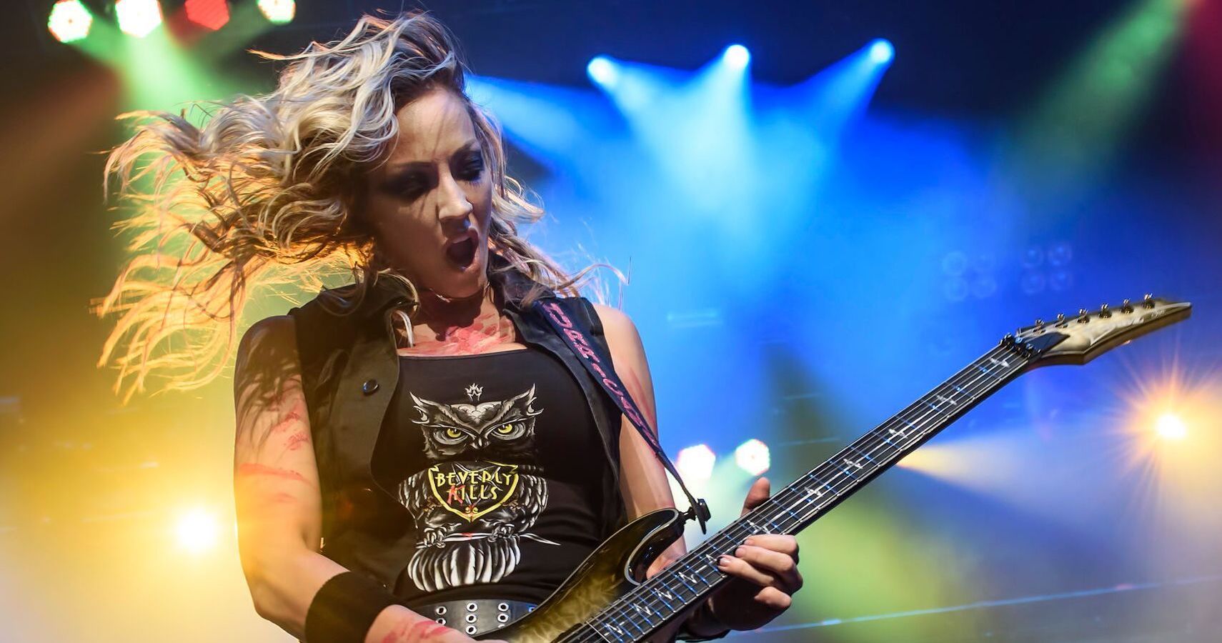 Alice Cooper Guitarrista Nita Strauss lança curso de guitarra online