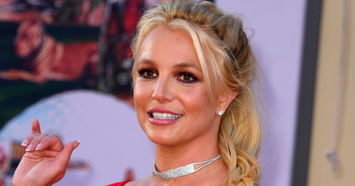 Britney Spears postou um clamor enigmático por ajuda? Os fãs dizem que 'Ligue para o 911' está escrito nos cílios dela