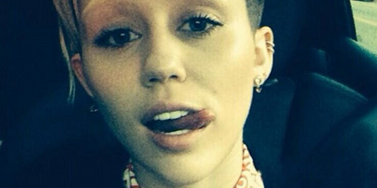 Os fãs pensaram que Miley Cyrus raspou as sobrancelhas