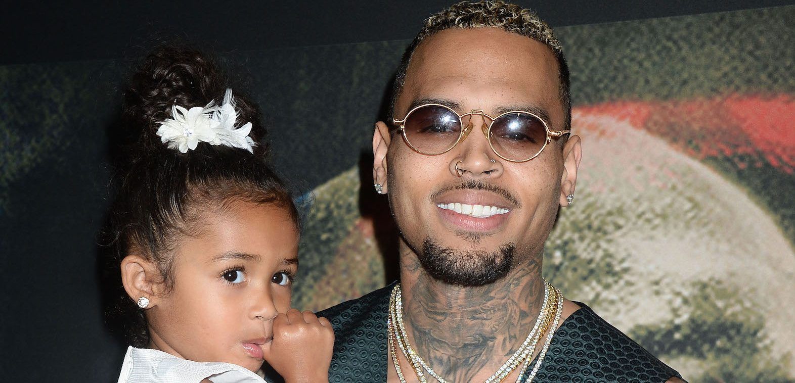 Chris Brown ensina sua filha #MissRoyaltyBrown a obter seu ritmo de boxe