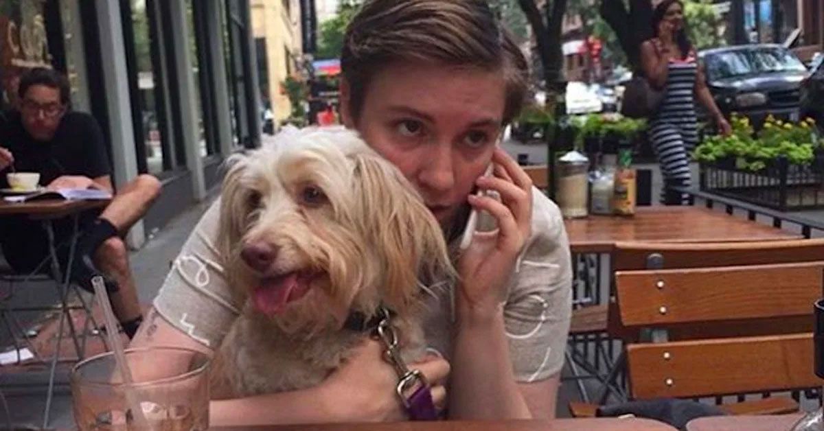 Lena Dunham anseia por contato humano e, em vez disso, volta-se para seu cachorro