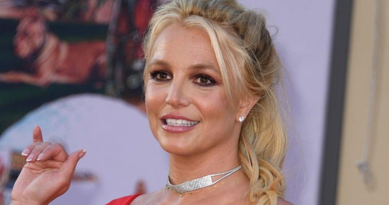 Britney faz um comentário questionável ao marcar @thefatjewish na piada de Midriff