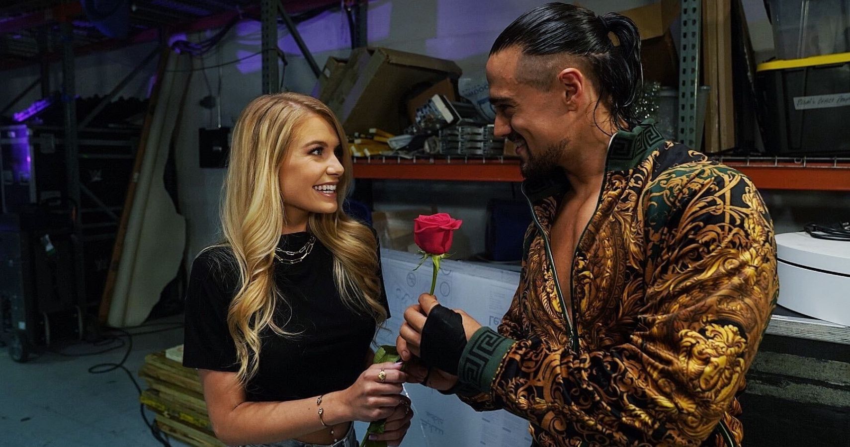 A estrela de 'Bachelor In Paradise' Demi Burnett flerta com o WWE Angel Garza After Show