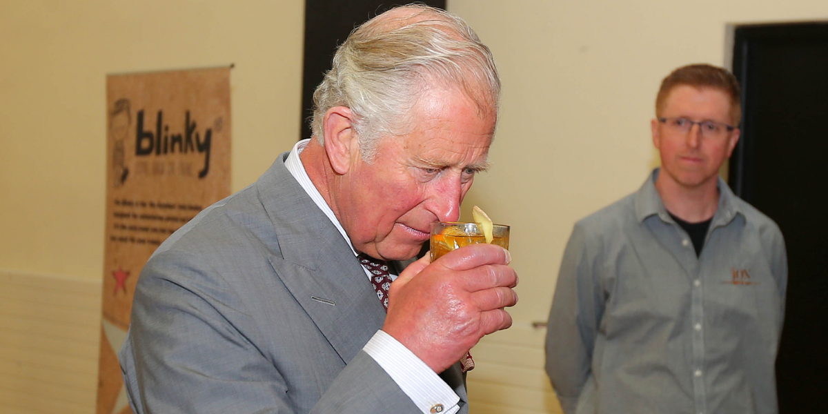 O príncipe Charles toma seu próprio assento de sanita quando viaja e outras demandas de uma diva