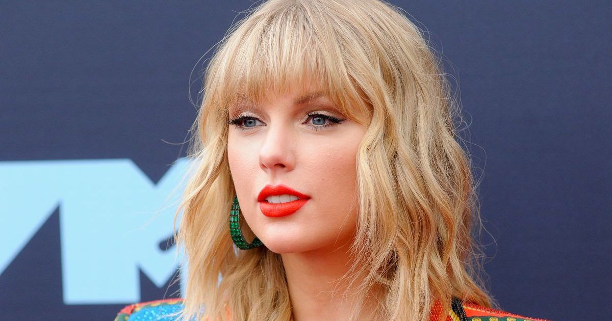 Os fãs de Taylor Swift comemoram sua nova capacidade de regravar álbuns anteriores legalmente com a hashtag #TaylorIsFree