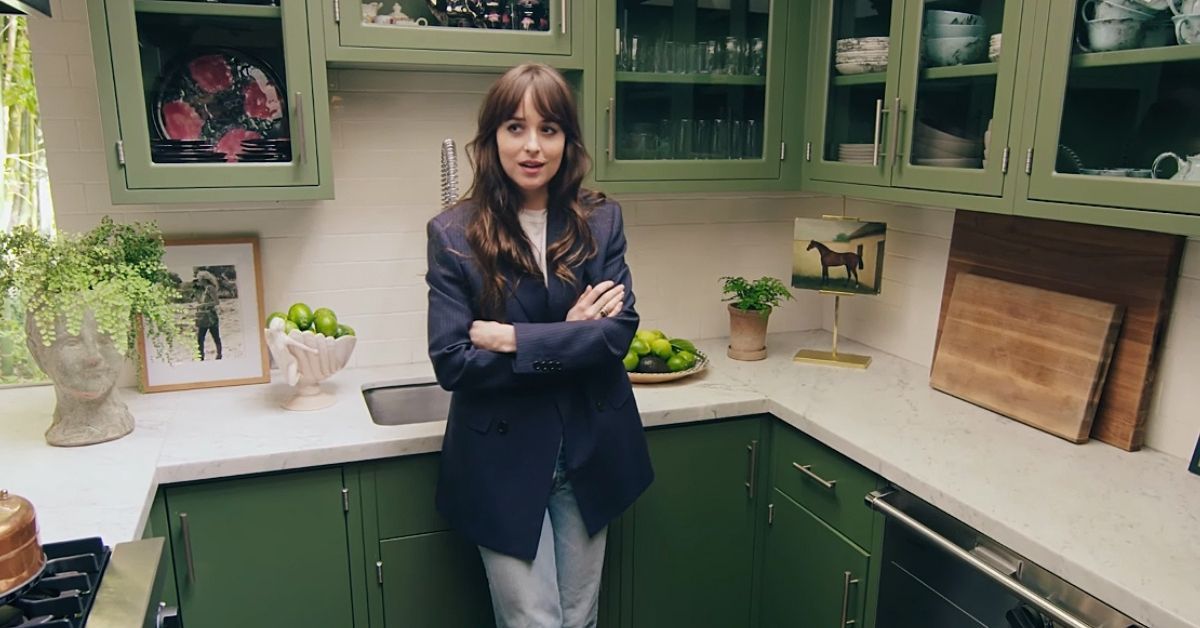 Por que a Internet está obcecada com a cozinha de Dakota Johnson