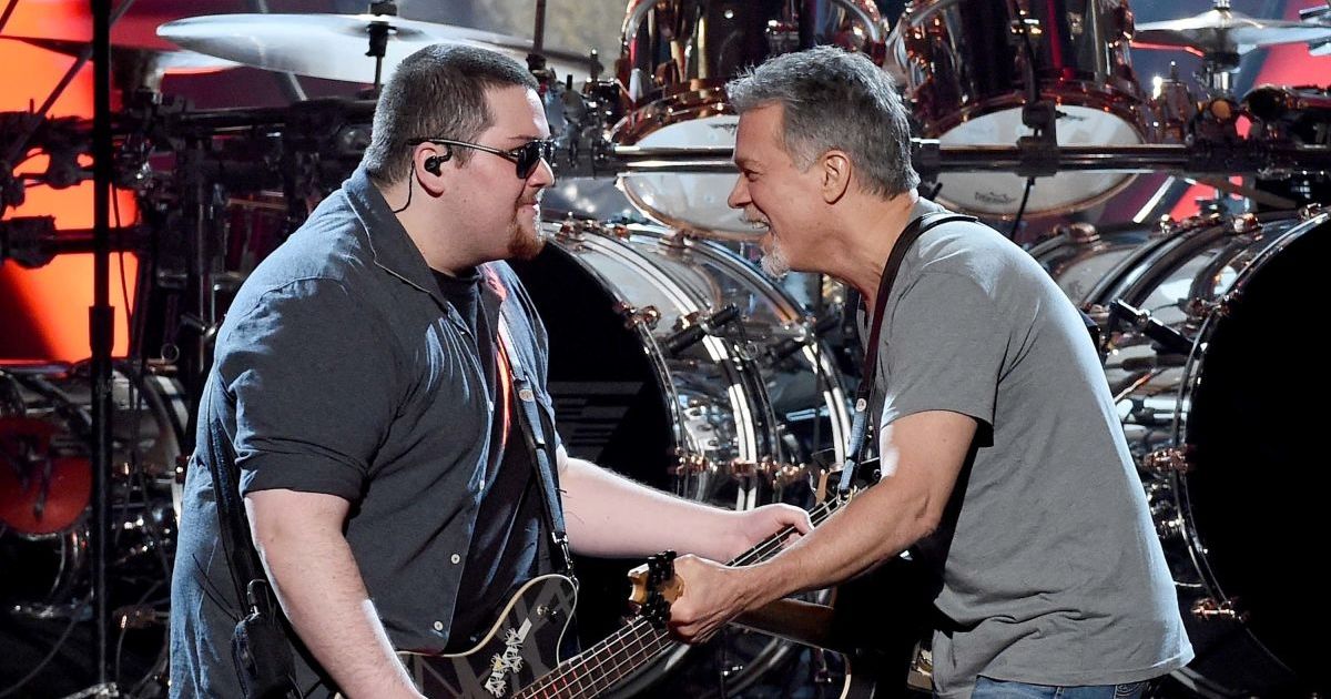 O filho de Eddie Van Halen, Wolfgang, diz que os vendedores de guitarras estão "se aproveitando da morte de meu pai"