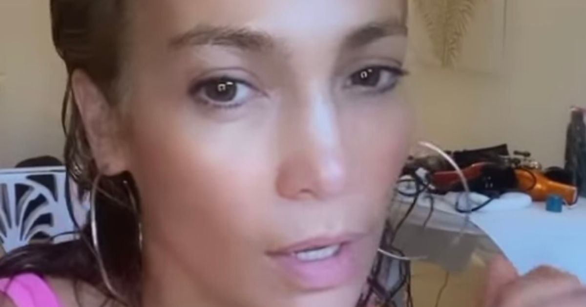 Jennifer Lopez acusada de usar 'um milhão de filtros' para promover sua linha de cuidados com a pele