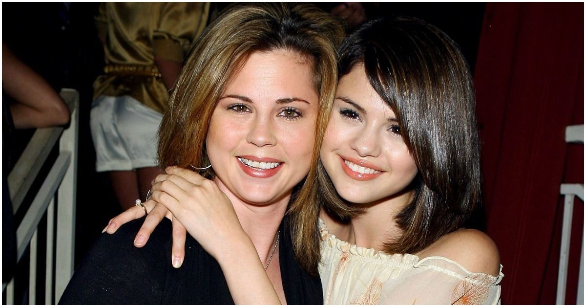 Que tipo de relacionamento Selena Gomez tem com sua mãe, Mandy Teefy?