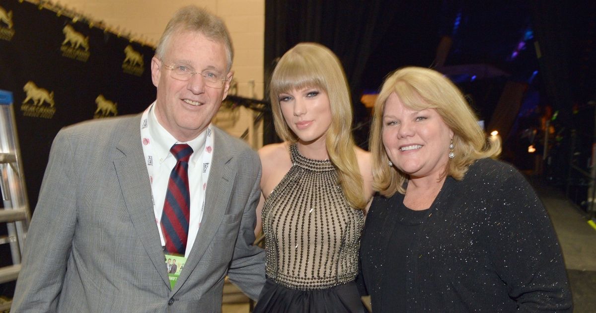 Um olhar interno sobre o relacionamento de Taylor Swift com seus pais