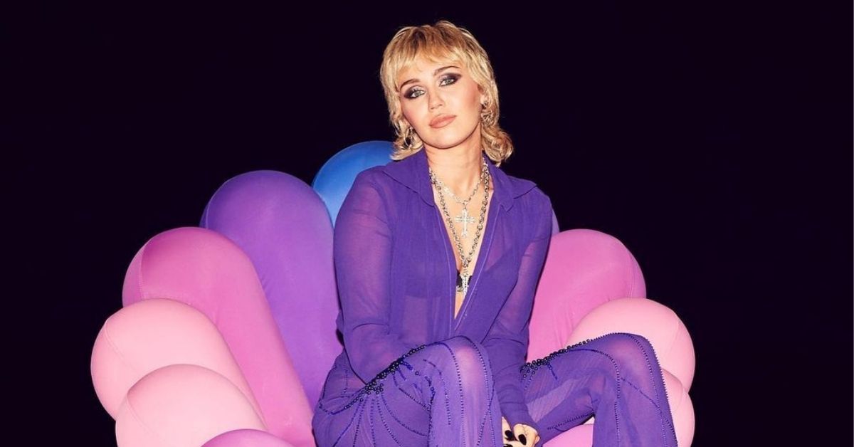 Miley Cyrus zomba de seus romances fracassados ​​no novo vídeo do TikTok