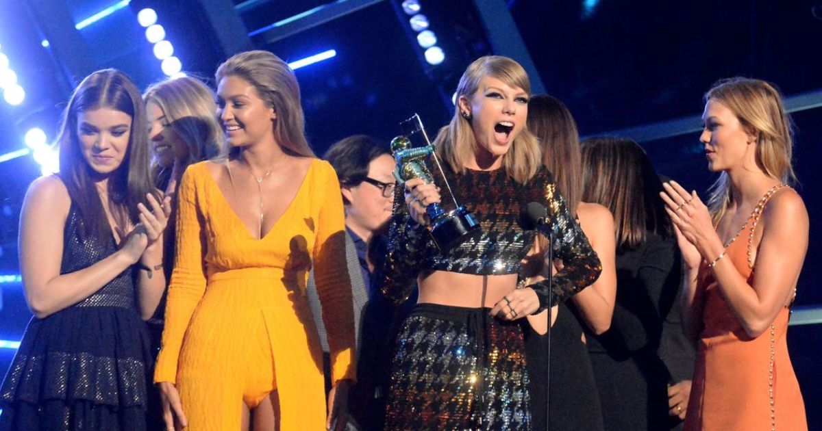 10 celebridades que não fazem mais parte da equipe de Taylor Swift