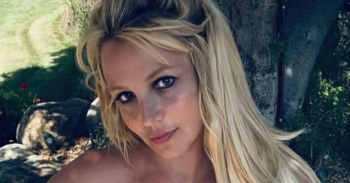 Fãs de Britney Spears confusos ao fazer topless em shorts Daisy Duke