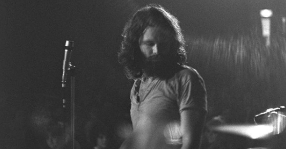 Os fãs se lembram de Jim Morrison, do The Doors, enquanto comemoram o 50º aniversário de sua morte