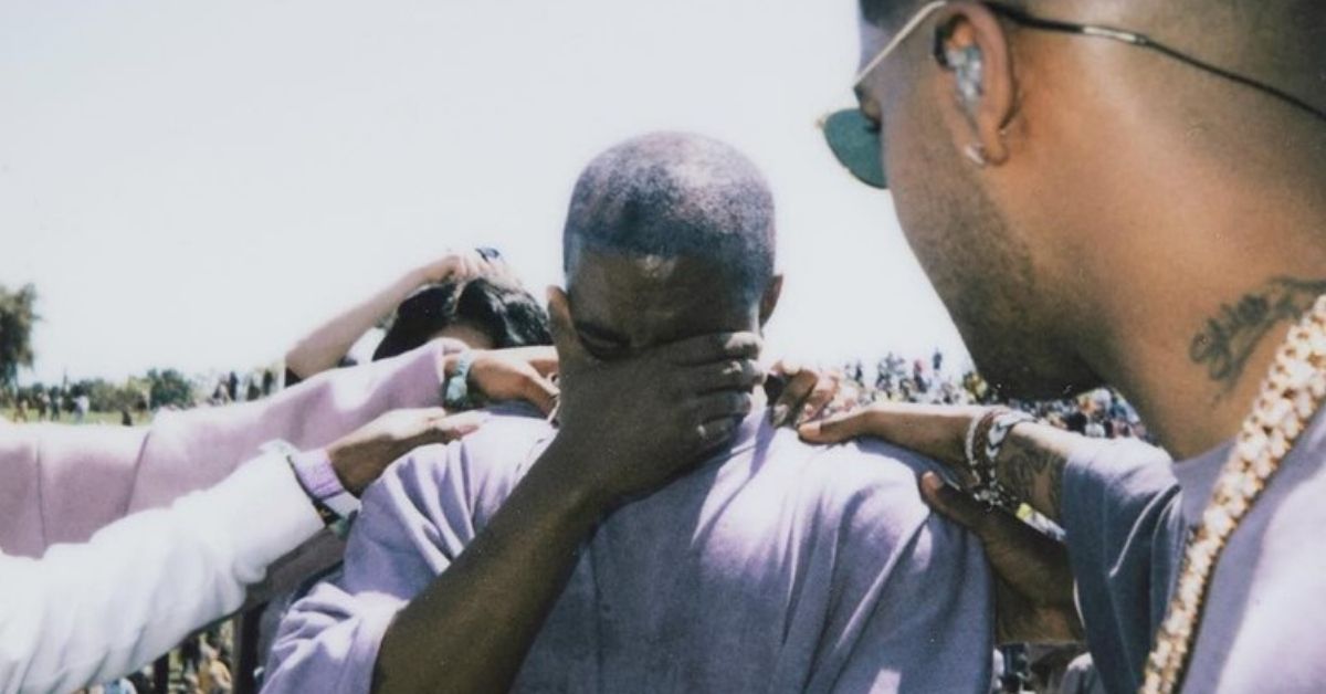 Kanye West é criticado por quebrar no palco na frente de seus filhos