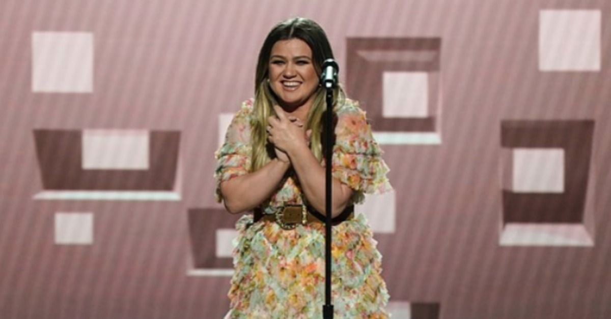 Os fãs comemoram a vitória pré-nupcial de Kelly Clarkson enquanto ela aproveita as férias necessárias