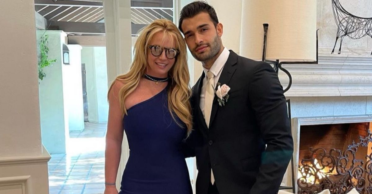 Britney Spears diz que seu noivado com Sam Asghari estava "muito atrasado"