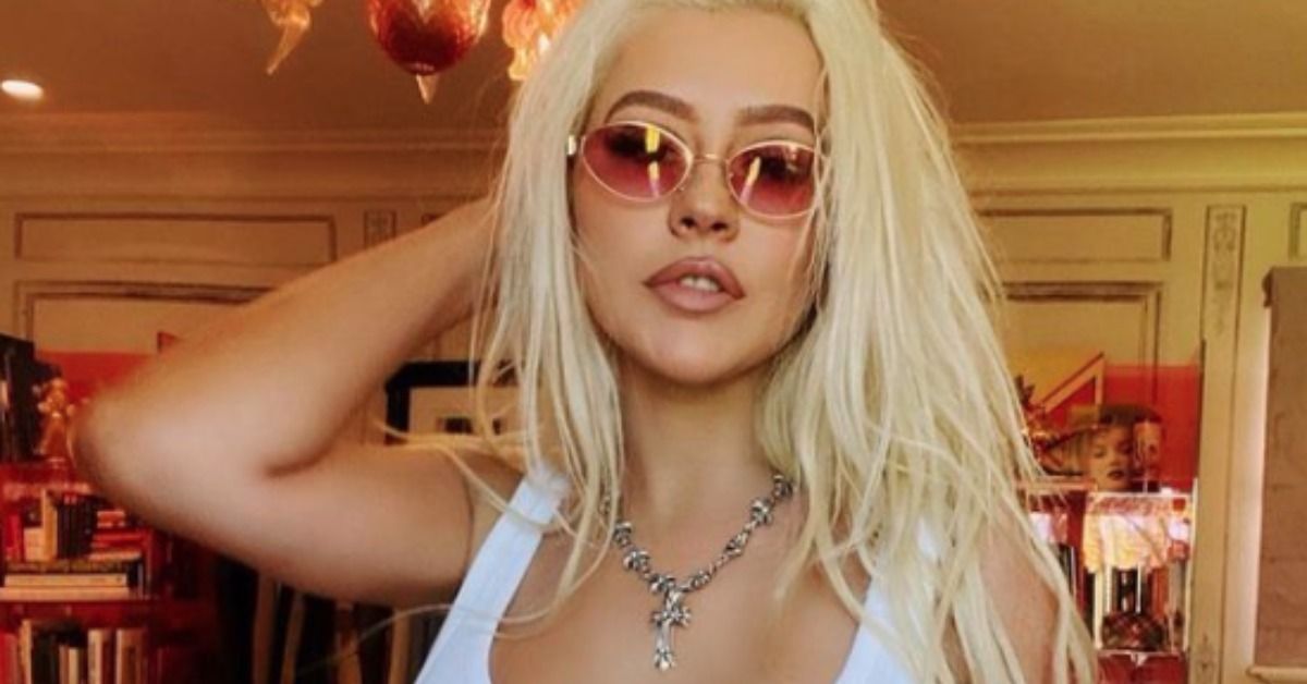 A mídia social está comparando as fatos recentes de Christina Aguilera com sua foto de 'Stripped'