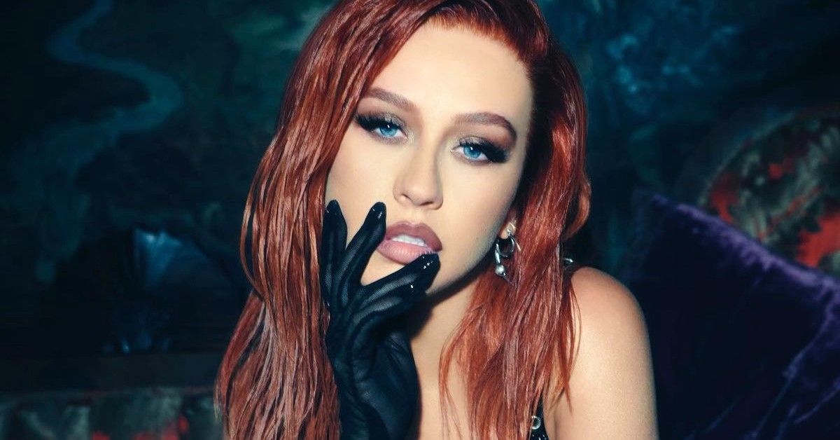 Christina Aguilera faz o retorno da música latina “Somos Nada” com cabelo ruivo ardente
