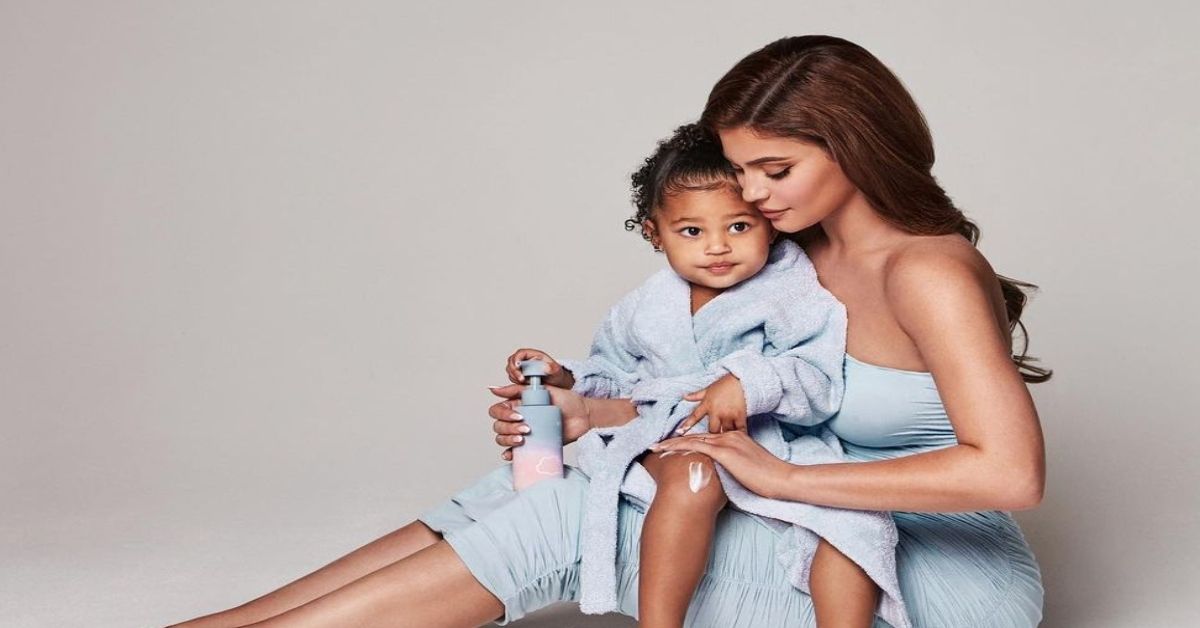 Kylie Jenner e 7 outras celebridades que receberam crianças em tenra idade
