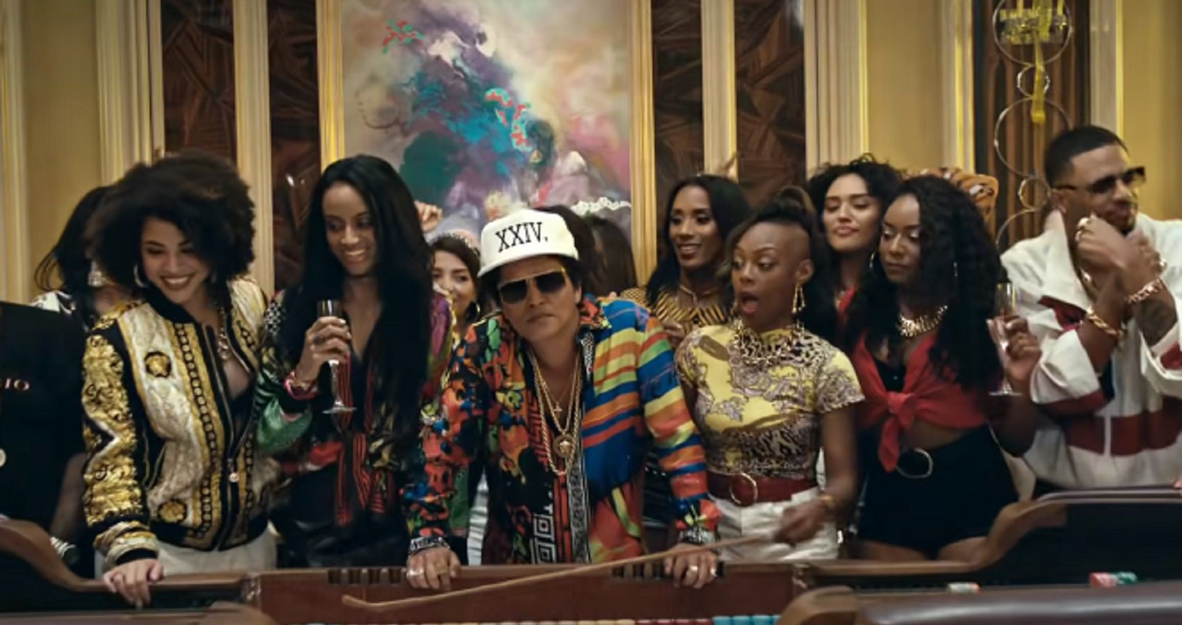 Versace Fever: Bruno Mars é o maior fã de Versace, eis o porquê