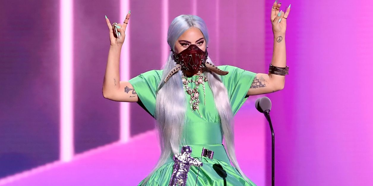 Quão envolvida está Lady Gaga com o trabalho de caridade?