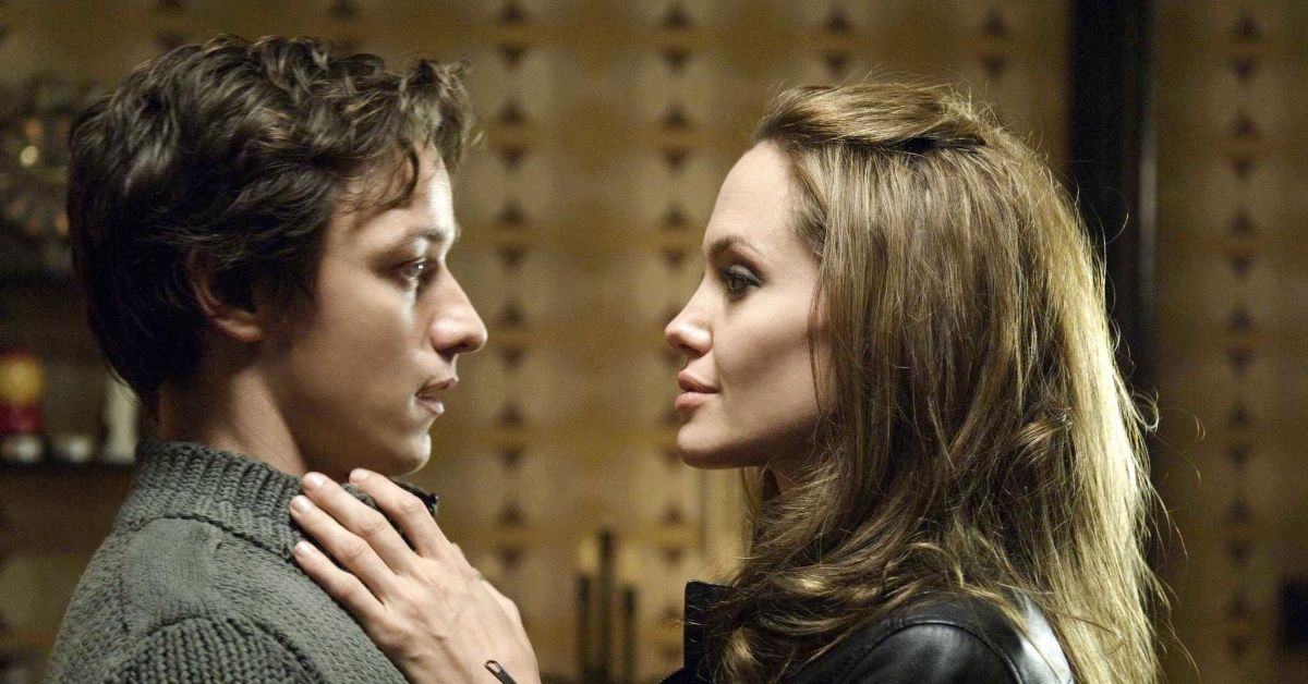 O que realmente aconteceu nos bastidores durante o beijo estranho de James McAvoy e Angelina Jolie