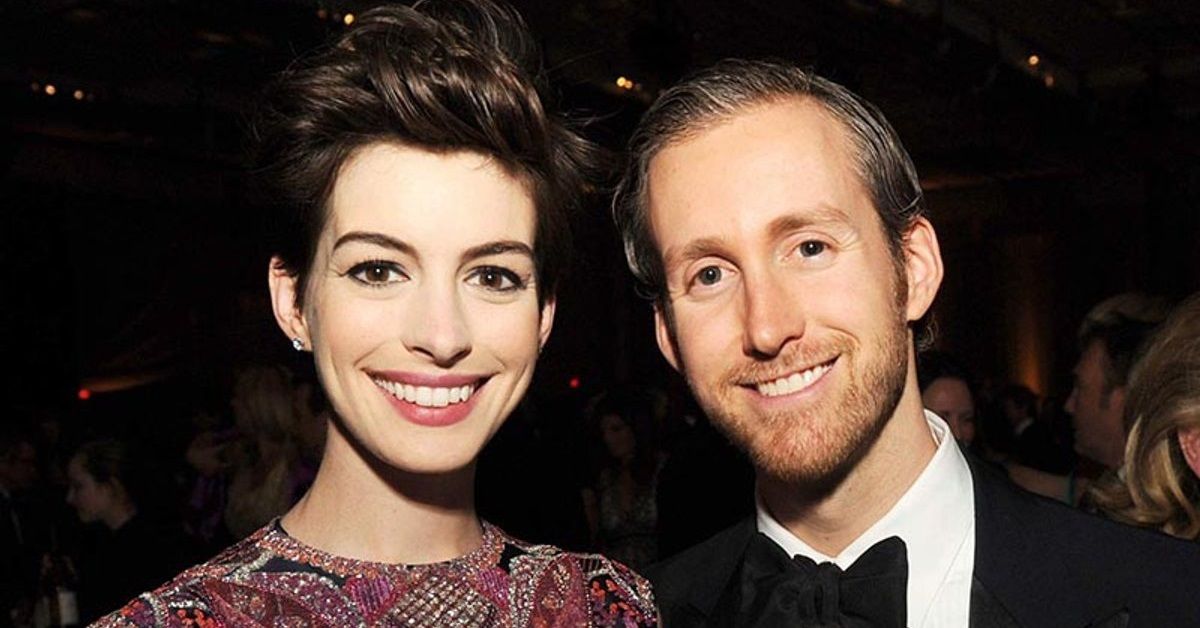Os fãs notaram algo realmente estranho no casamento de Anne Hathaway