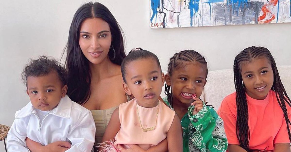 Kim Kardashian realmente paga a babá seis dígitos?