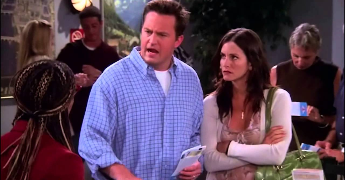 A triste razão pela qual as cenas de férias de Courteney Cox e Matthew Perry durante a 8ª temporada de Friends precisavam ser refeitas