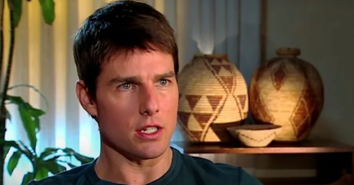 Pulverizar Tom Cruise no rosto com um microfone falso não foi uma boa ideia e o repórter se arrependeu