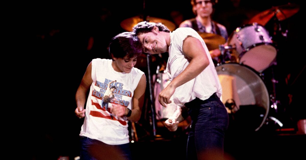 O que aconteceu entre Courteney Cox e Bruce Springsteen durante o vídeo Dancing In The Dark?