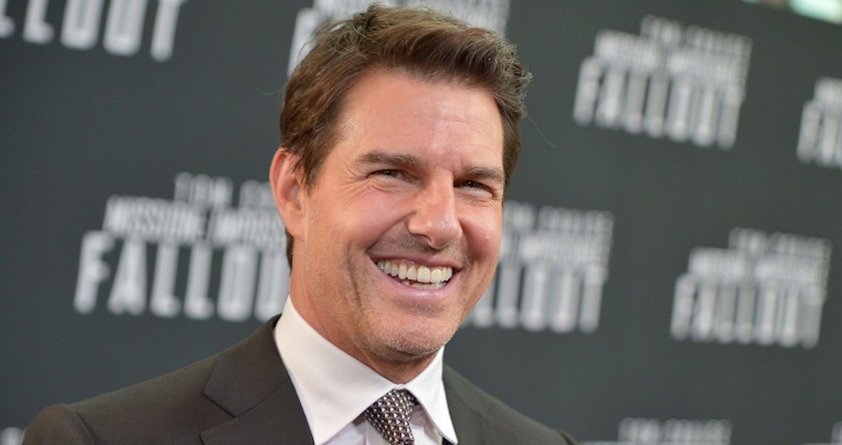 Tom Cruise se livrou de seu dente do meio?