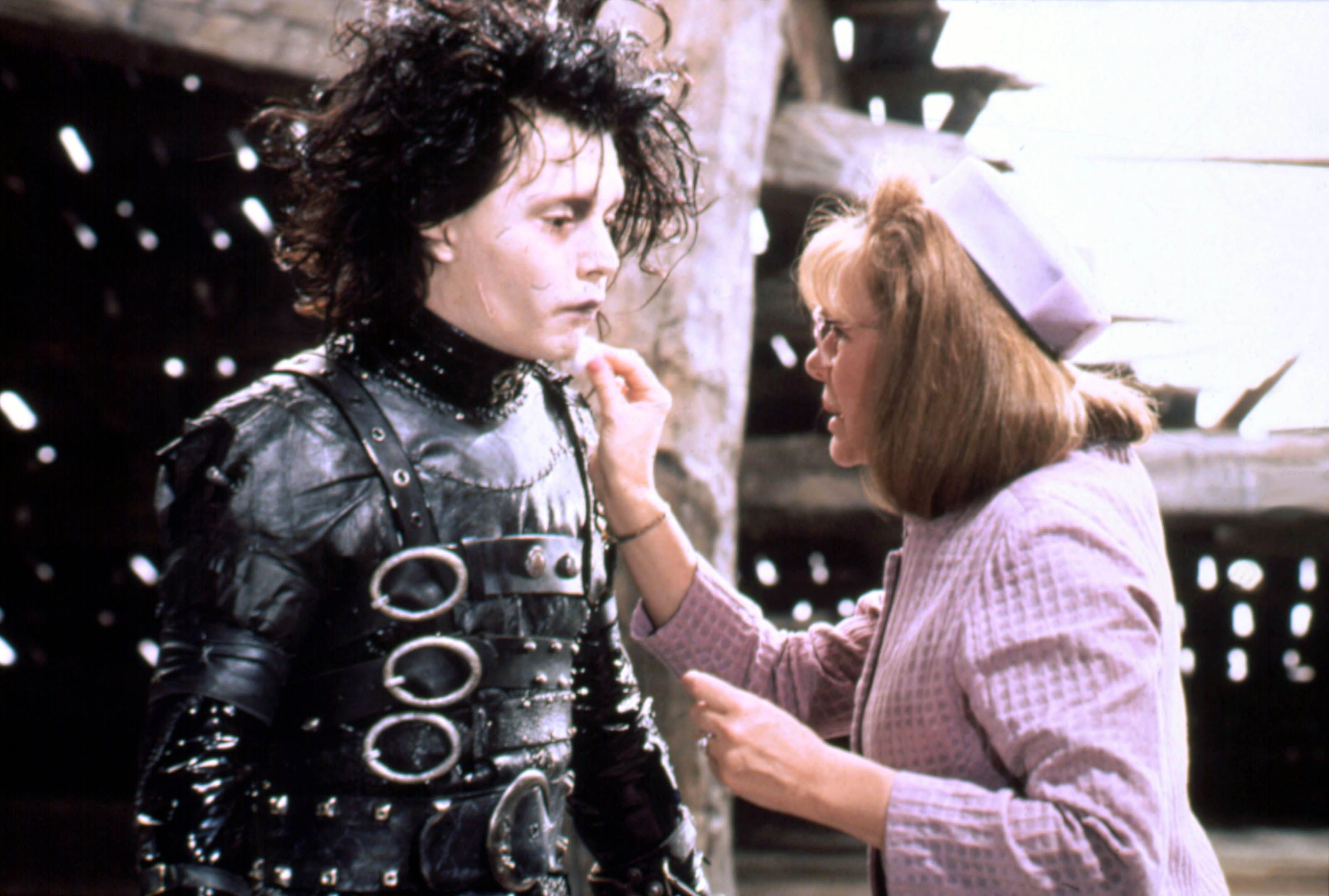 19 extras usavam perucas em Edward Mãos de Tesoura, mas o cabelo de Johnny Depp era real?