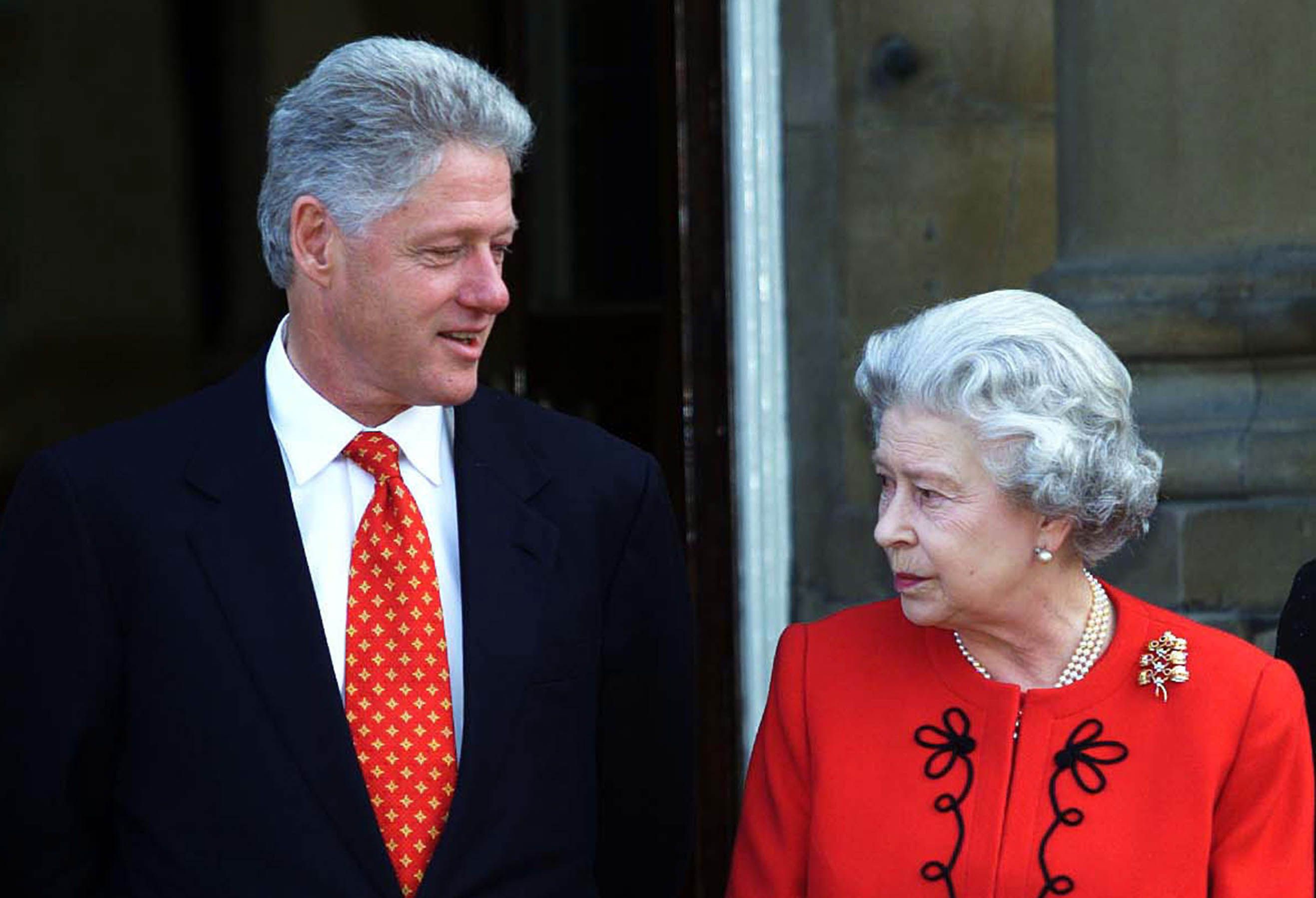 Bill Clinton realmente desprezou a rainha Elizabeth por comida indiana em Londres?