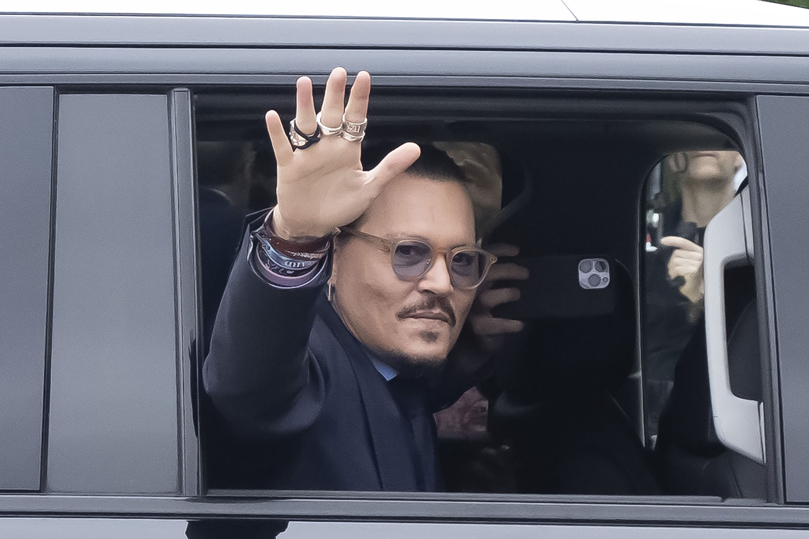 Um gerente de locação de filme revelou que Johnny Depp ofereceu a ele US $ 100.000 para socá-lo na cara
