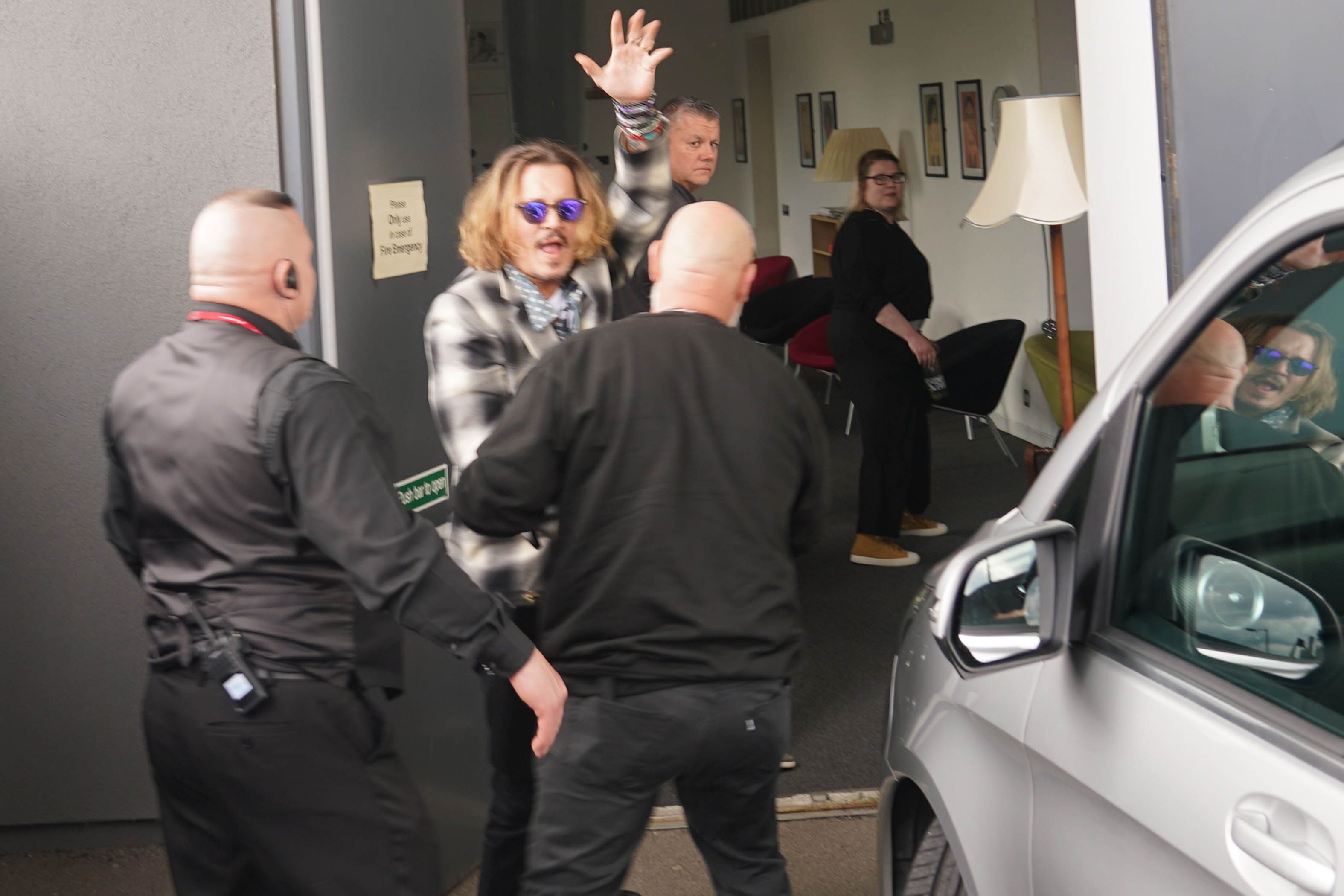Um gerente de locação de filme revelou que Johnny Depp ofereceu a ele US $ 100.000 para socá-lo na cara