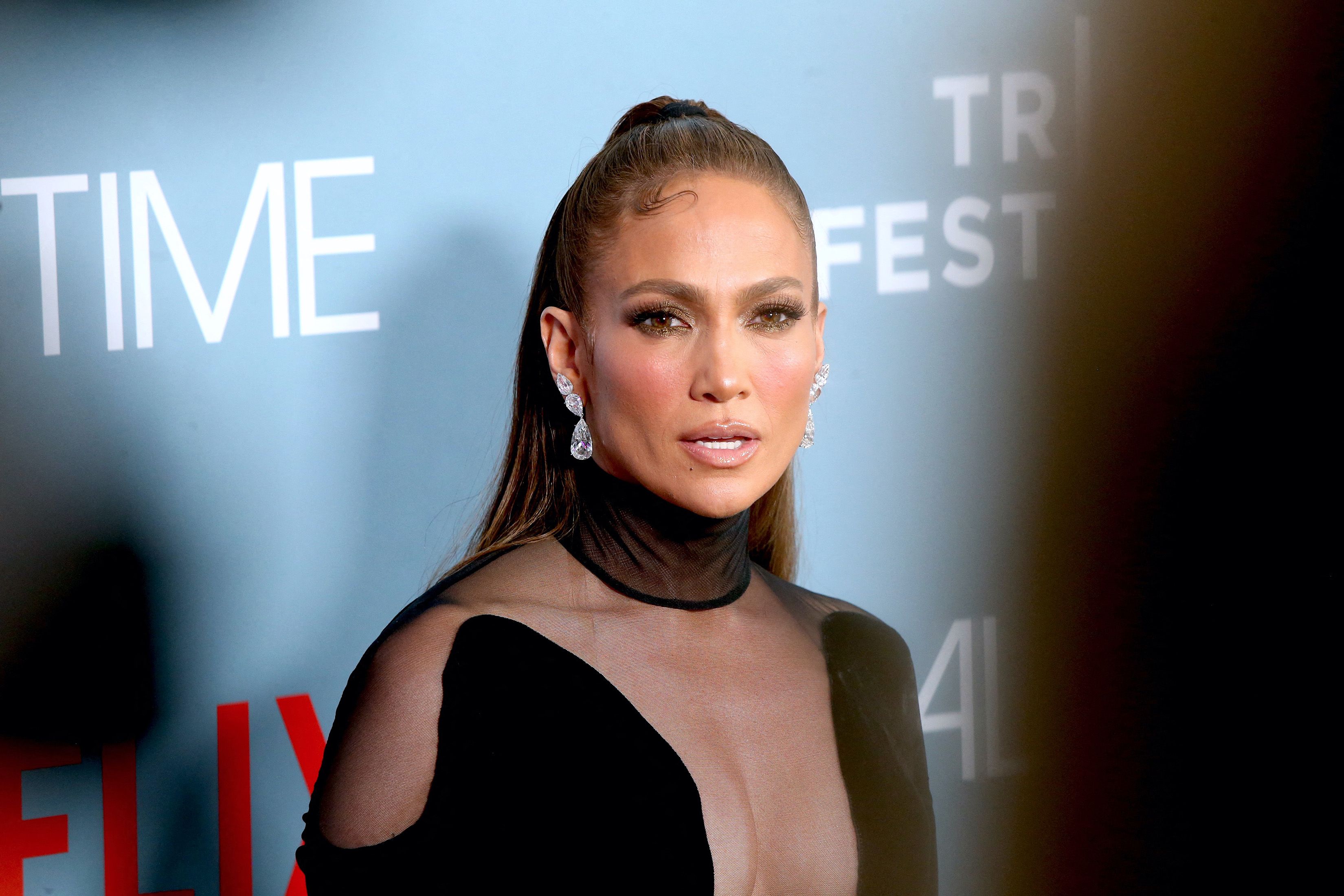 Rosie Perez revelou que Jennifer Lopez manipulou o guarda-roupa e a maquiagem a seu favor durante as cores vivas