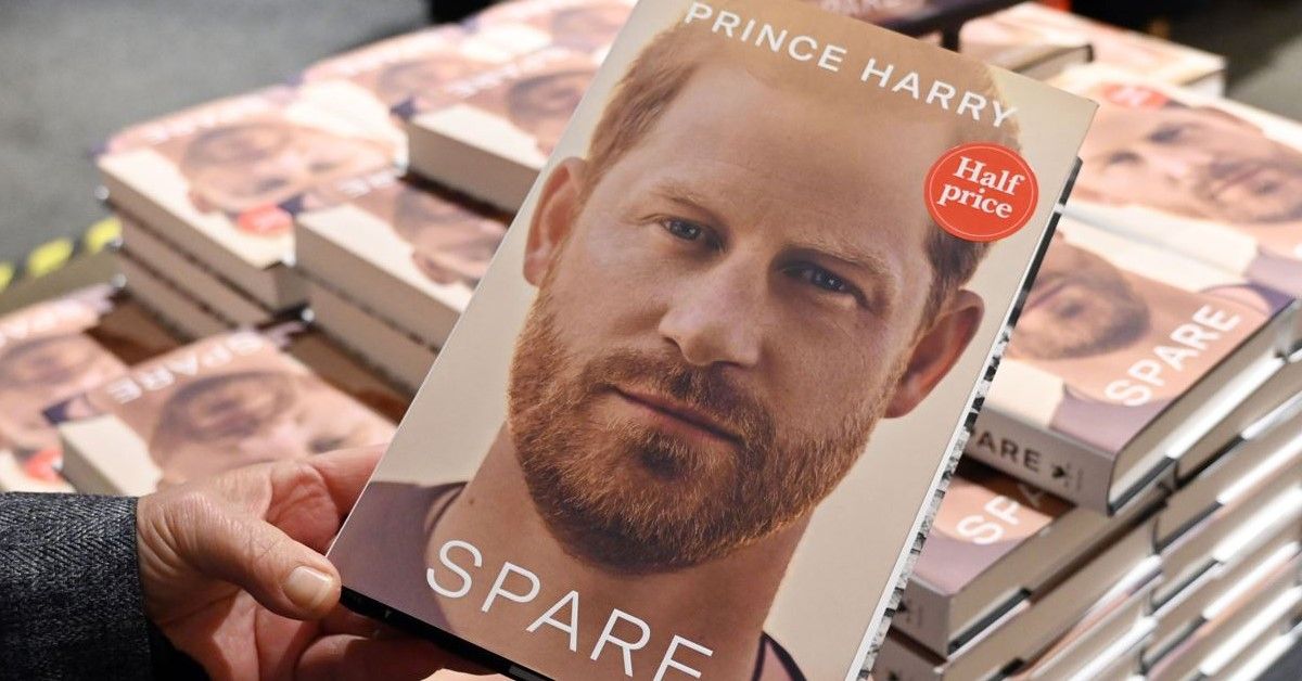 Qual é a reação do rei Charles às memórias do príncipe Harry, Spare?